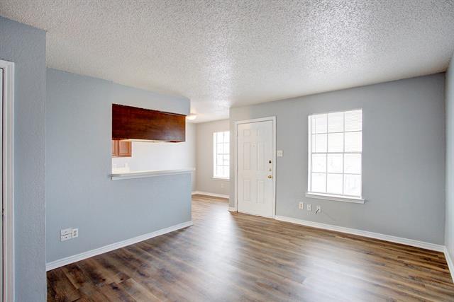 Photo - 313 Queens Ct S