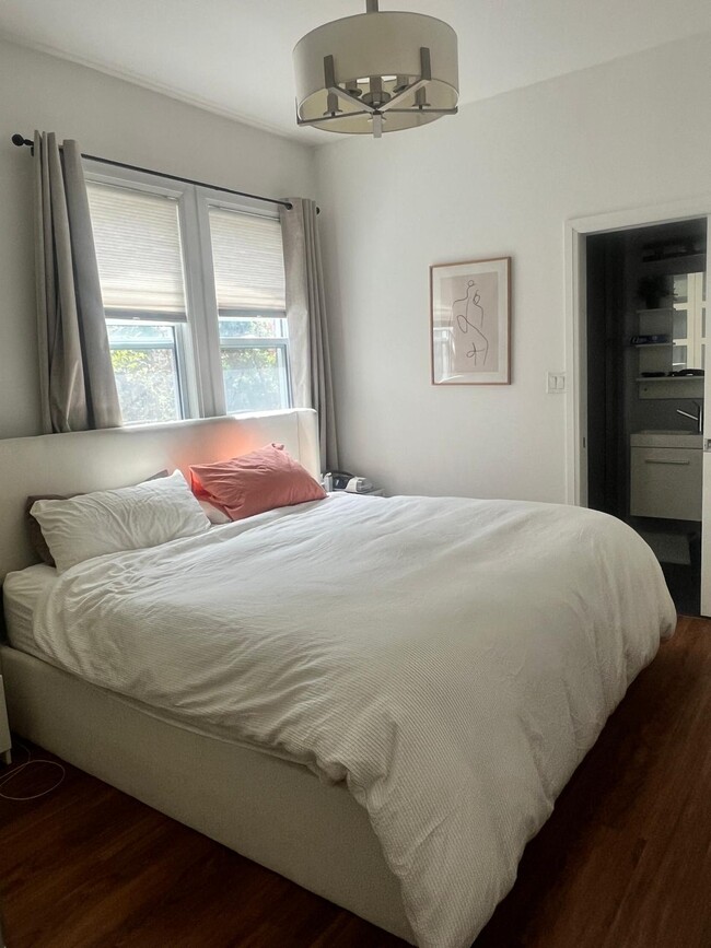 Building Photo - 326 High Park Av Unit Private rooms -High Park