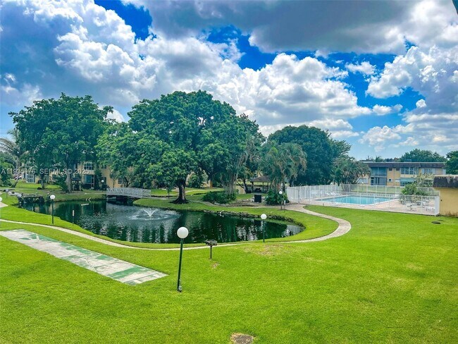 Building Photo - 5140 SW 40th Ave Unit 21C