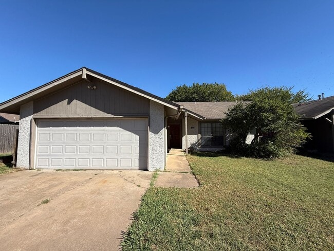 Building Photo - Three bedroom Duplex, Fenced Yard, Quiet N...