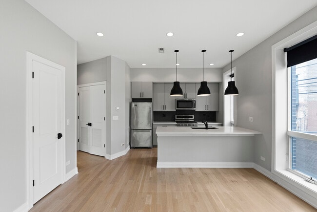 Photo - 1050 W Cornelia Ave Condo