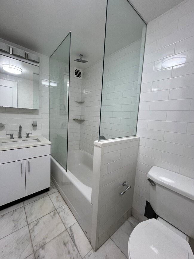 Photo - 137 E 38th St Unidad 3A