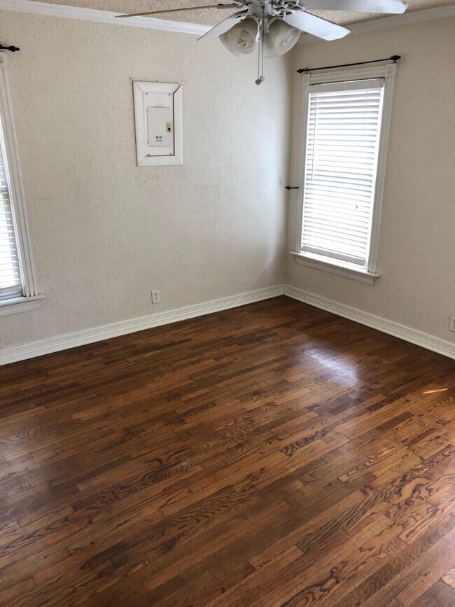 Photo - 3828 Collinwood Ave