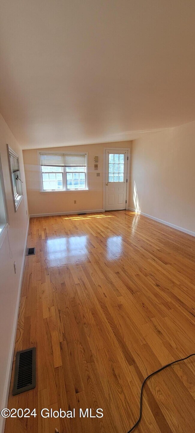 Photo - 1570 Union St