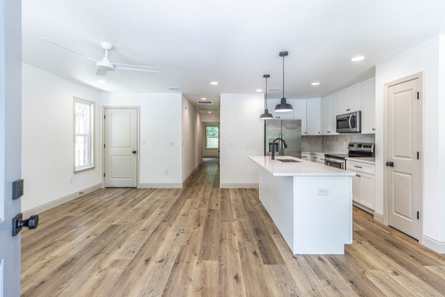 Photo - 454 Reeves St