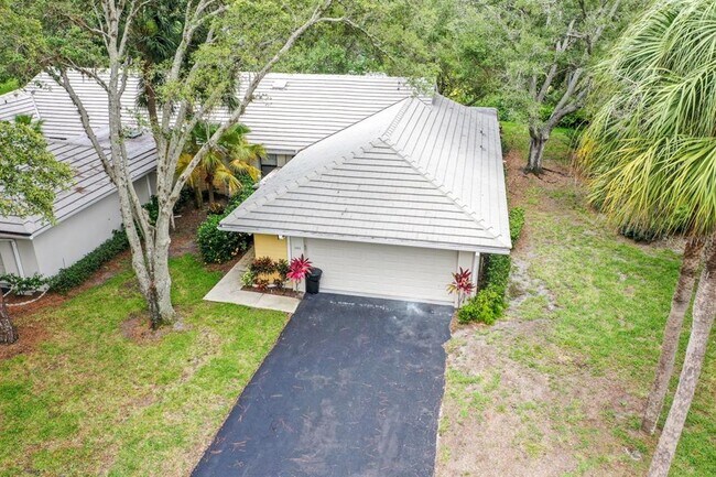 Photo - 243 Southampton Ln