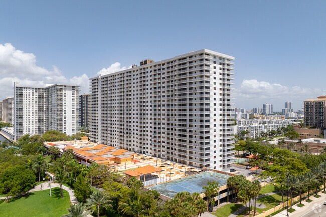 Photo - Winston Towers 600