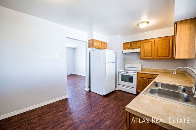 Photo - 950 Bishop Ct Unit B