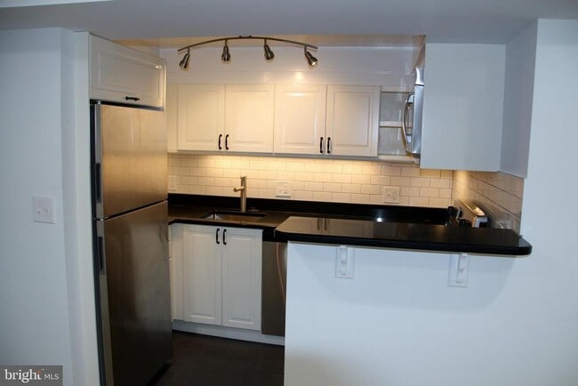 Building Photo - 1438 Meridian Pl NW Unit LL4 Rental