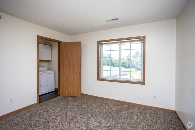 2BR, 2BA w/ Laundry - 1,050 SF