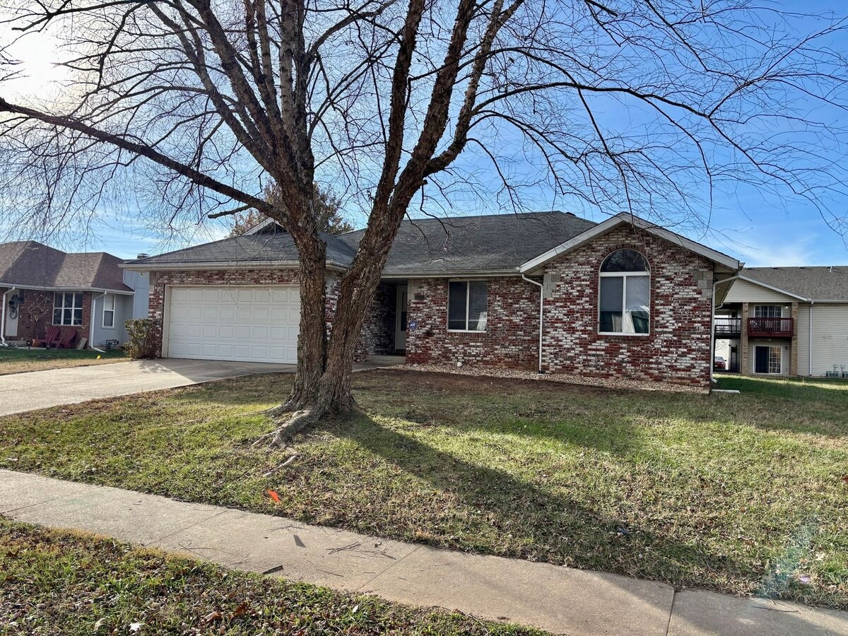 All brick 3/2/2 located in the Kickapoo boundaries, walking distance from Cherokee Middle School. - All brick 3/2/2 located in the Kickapoo boundaries, walking distance from Cherokee Middle School.
