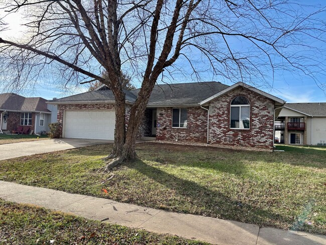 Building Photo - All brick 3/2/2 located in the Kickapoo boundaries, walking distance from Cherokee Middle School.
