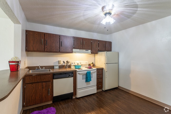 2BR, 1BA - 800 SF