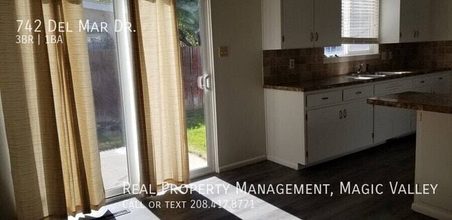 Photo - 742 Del Mar Dr