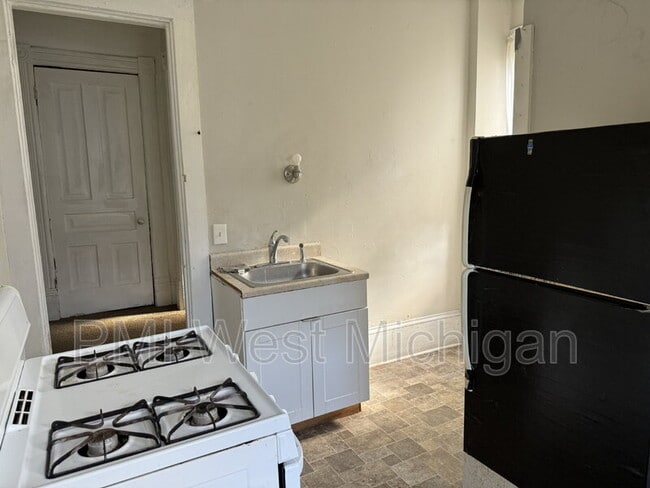 Photo - 448 Thomas St SE