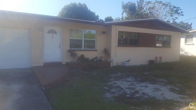 Building Photo - 3 bedroom one bath with garage Rental