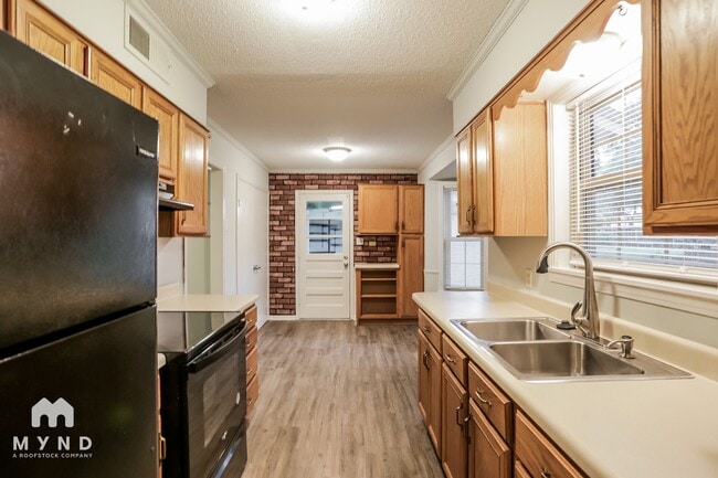 Photo - 1176 Cedar Cir S