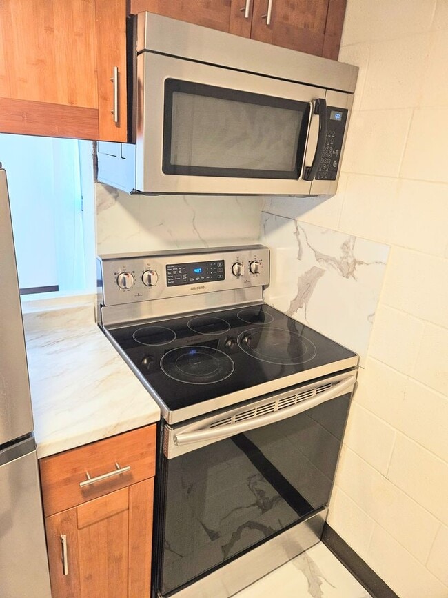 Photo - Maikiki Studio, 1 Parking Condominium in the Luna-Liho Towers Close to Punahou School Unit 806