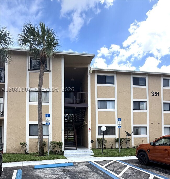 351 Palm Way Unit 303