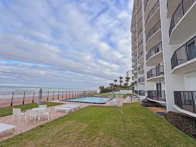 Building Photo - Spectacular Ocean front ground floor unit , just steps away from water and sand