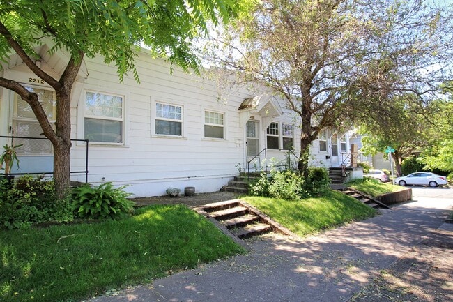 Building Photo - 2200-2208-2212 SE Ivon St.