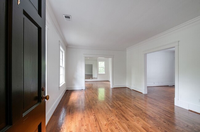 Photo - English Cottage in the heart of Belle Meade