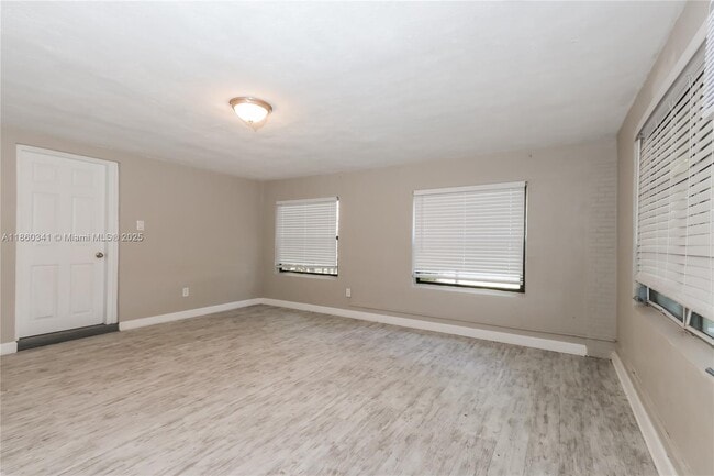 Photo - 445 NE 20th St
