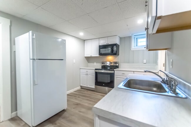 Building Photo - 72 W Broadway Unit 72 B All Utilities Incl Rental