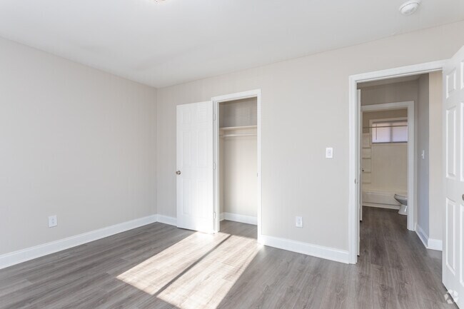 3BR, 1BA - 984SF - Master Bedroom