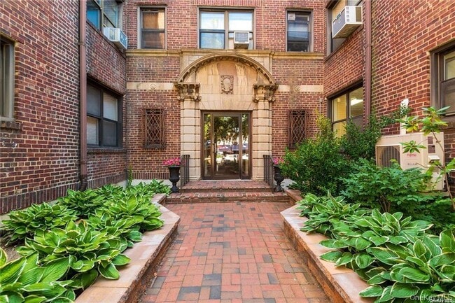 Building Photo - 7 Bond St Unit 3B