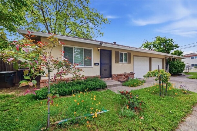 Photo - 1155-1155 Rodeo Way