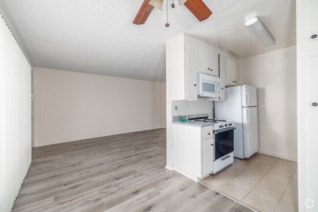 1BR, 1BA - 700SF - Living Room