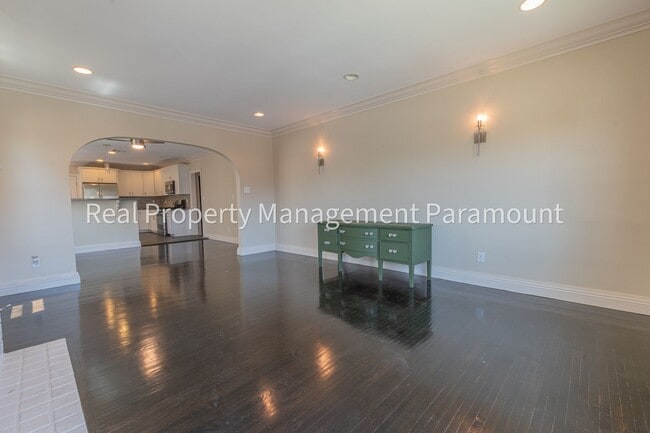 Building Photo - 1925 S Harcourt Ave Unit 1925 1/2 S Harcourt Ave