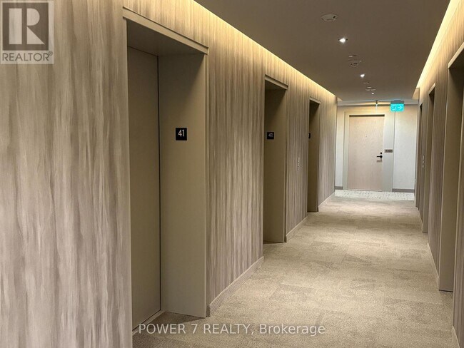 Photo - 8 Interchange Wy Unité 4112