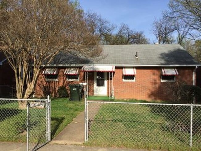 Photo - 3 bedroom house in Fulton Hill! Laundry, Central HVAC All electric, big fenced yard, hardwoods