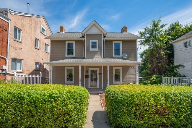 Photo - MOVE IN SPECIAL! SCORE HALF OFF 1ST MONTH'...