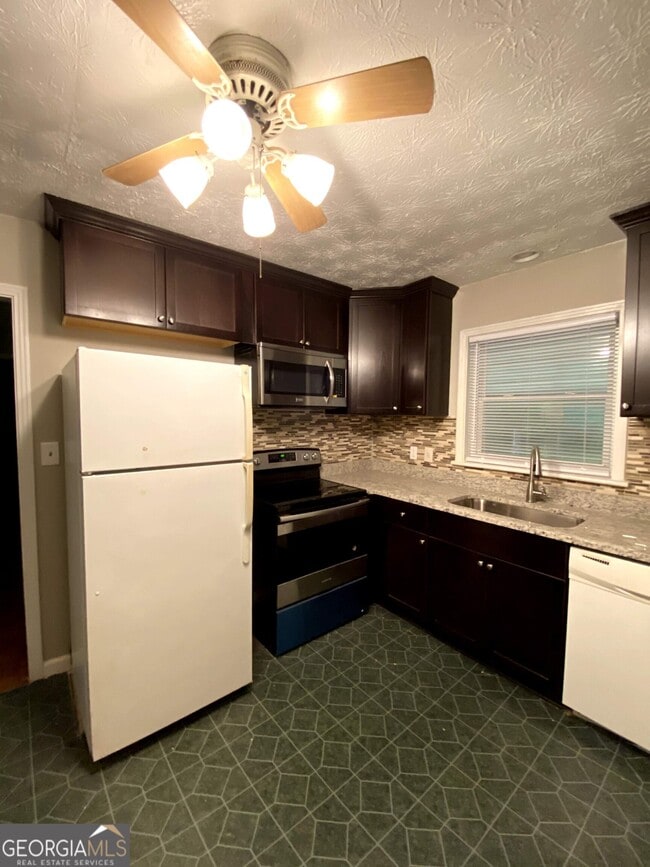 Photo - 452 Windsor Dr SW