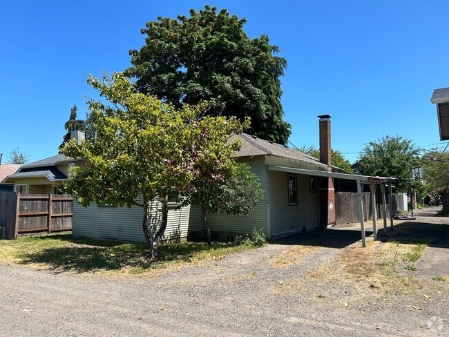Building Photo - 809 SW 6th St Rental