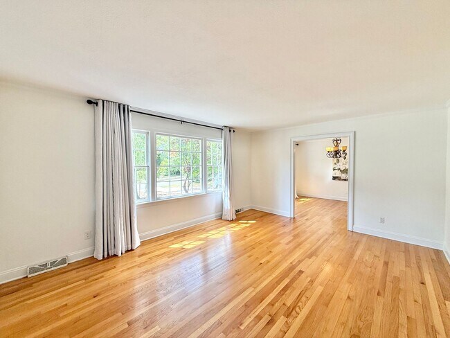 Photo - **OFFERING REFUNDABLE APPLICATION FEES & $250 MOVE IN PROMOTION** Stunning 5BD, 3BA North Ridge R...