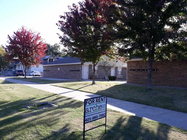 Building Photo - 210 S Husband St Rental
