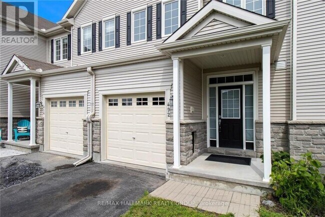 Photo - 492 Dundonald Dr
