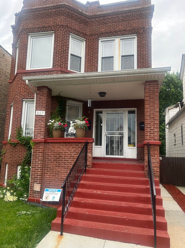 Building Photo - 917 N Leamington Ave Unit 2