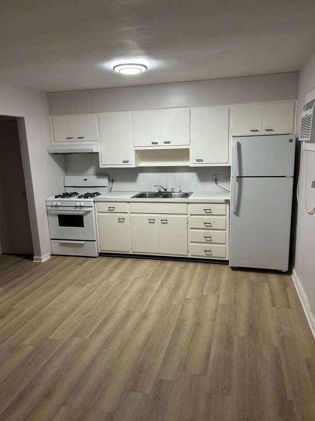 Building Photo - 1512 W 4th St Unit Apt B