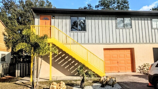 Building Photo - Annual fully remodeled unfurnished spacious 3/2 duplex in Bradenton.