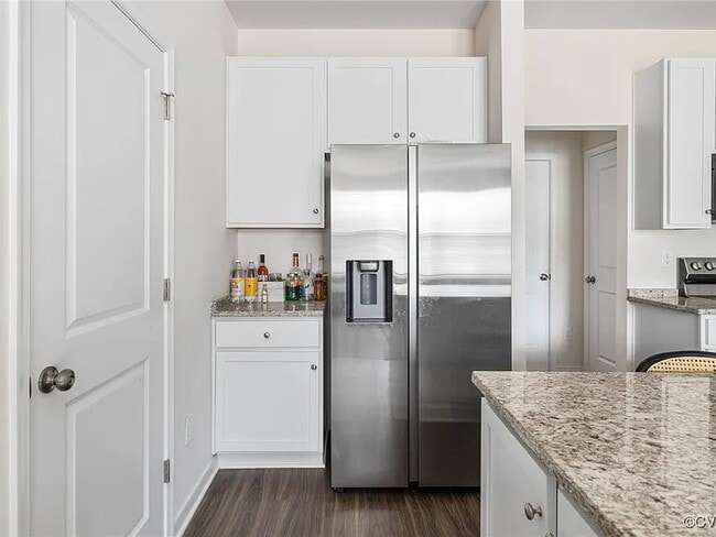 Baño de polvo a la izquierda - 7215 Hancock Chase Ct