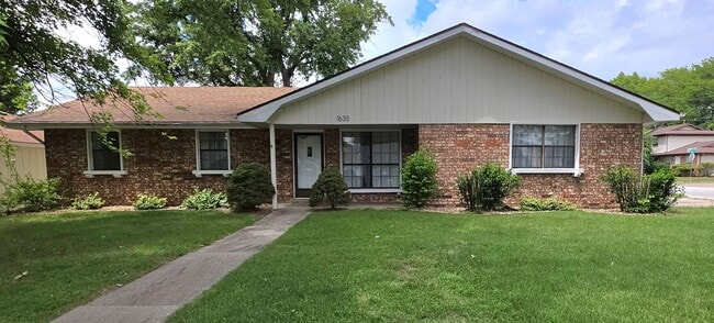 Building Photo - Outstanding 3-4 Bedroom close to Mall! $1895