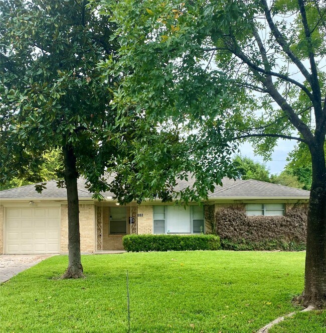 Photo - 215 Bizerte St