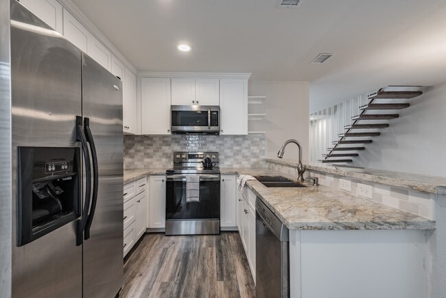 Building Photo - 2121 Fountain View Dr Unit 6 Rental