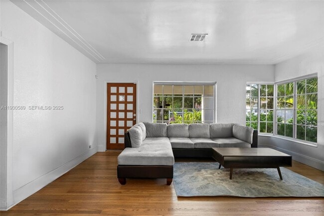 Photo - 555 NE 73rd St