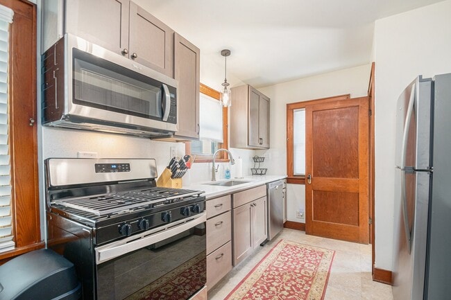Photo - 206 Academy St